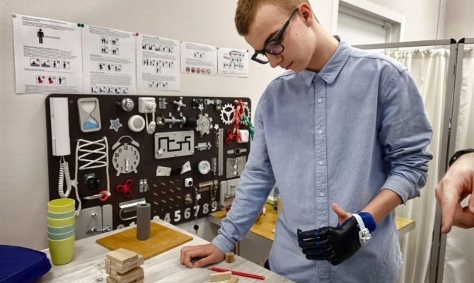 Ростех создал уникальный протез кисти для 12-летнего мальчика