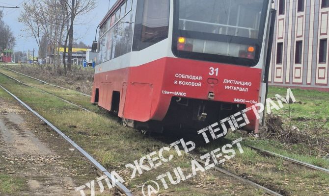 На Одоевском шоссе в Туле трамвай сошел с рельсов