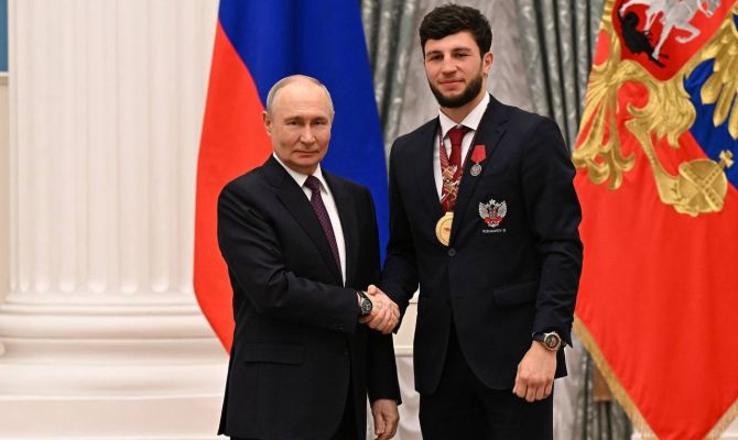 Владимир Путин наградил тульского боксера Джамбулата Бижамова
