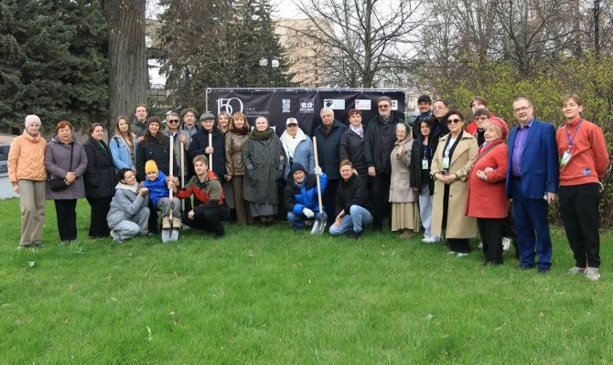 У стен Драмтеатра в Туле высадили аллею молодых лип