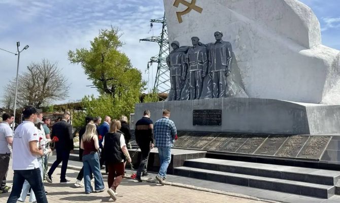 Тульская делегация возложила цветы к памятнику азовстальцам в Мариуполе