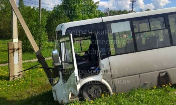 Под Тулой автобус с пассажирами врезался в столб