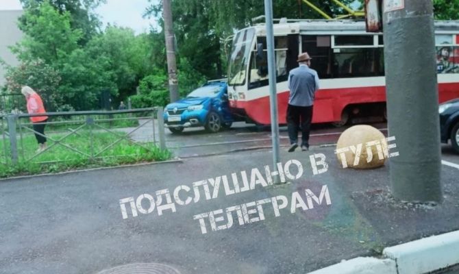 На улице Фридриха Энгельса в Туле столкнулись трамвай и легковушка