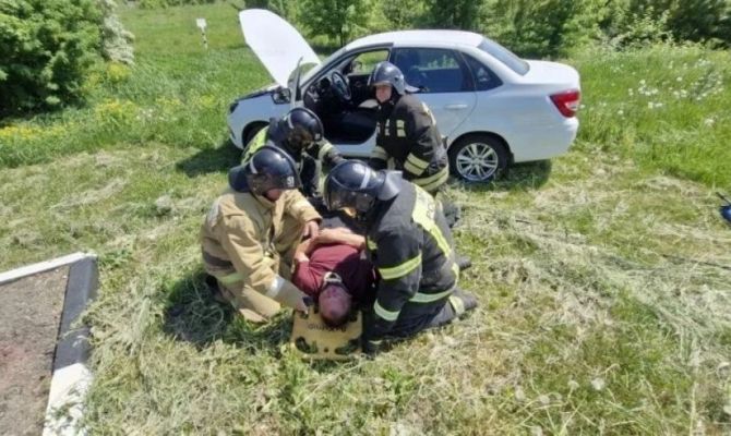 Под Тулой водитель попал в ДТП и застрял в собственной машине