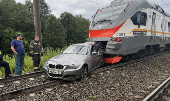 Электричка снесла легковушку на "Красных воротах" в Туле