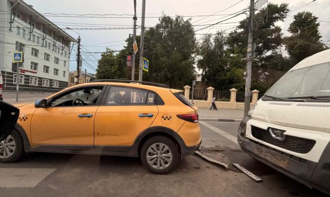 В Туле столкнулись маршрутка и такси