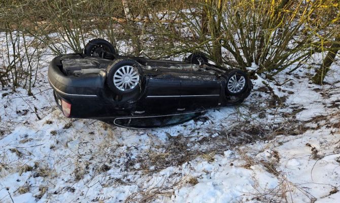 В Заокском районе "Фольксваген" вылетел с дороги и перевернулся