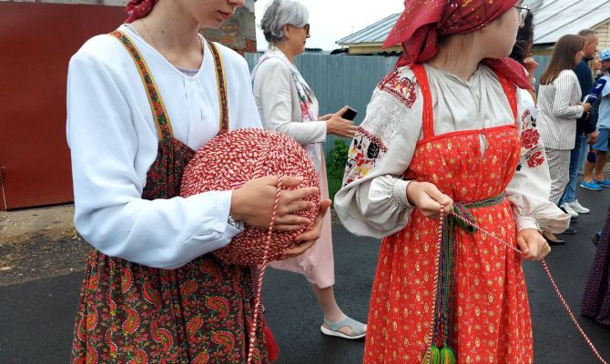 Рукодельницы из Белева сделали 875-метровый плетешок в честь юбилея города