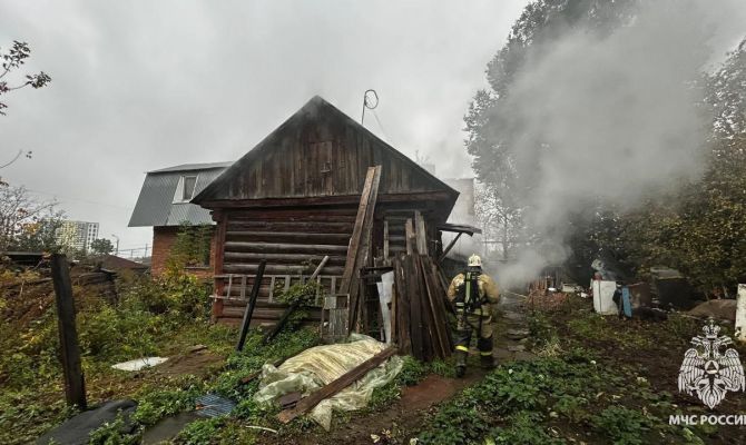 На улице Октябрьской в Туле загорелся частный дом