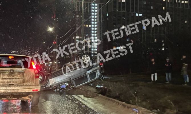 После массового ДТП на Калужском шоссе в Туле перевернулась "Нива"