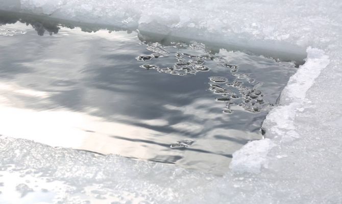 Тулякам рассказали о самом опасном цвете льда на водоемах