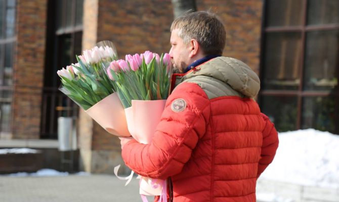Туляки рассказали, сколько денег потратят на цветы и подарки к 8 Марта