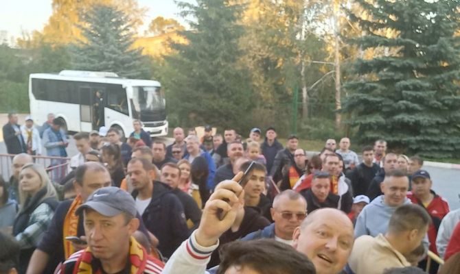 "Арсенал" - "Шинник": у входа на стадион собралась "пробка" из болельщиков