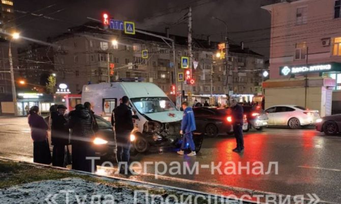 На улице Дмитрия Ульянова в Туле столкнулись такси и машина скорой помощи
