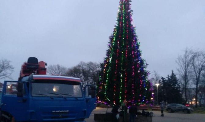 Тульские рабочие установили новогоднюю елку в Мариуполе