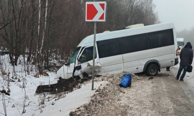 8 человек пострадали при столкновении "Нивы" и маршрутки под Одоевом