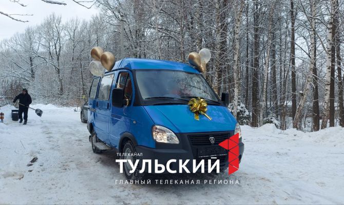 Алексей Дюмин подарил многодетной семье новый автомобиль