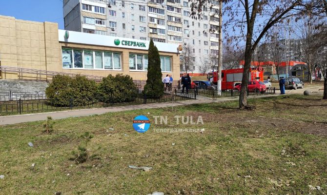 К "Сбербанку" на улице Вильямса в Туле приехали пожарные машины