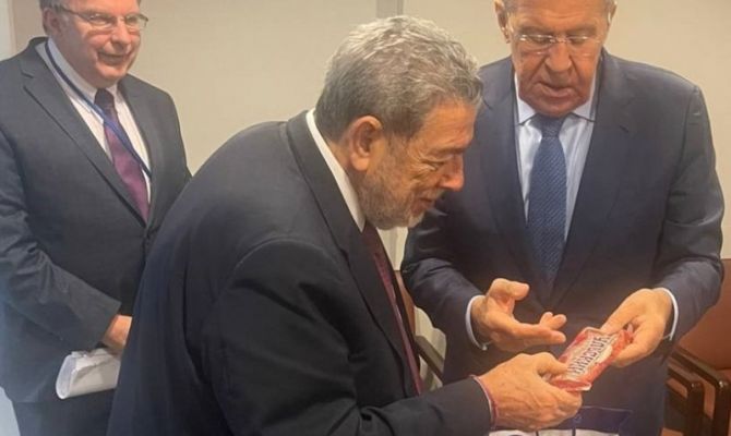 Сергей Лавров подарил тульские пряники главе МИД Сент-Винсенда и Гренадин