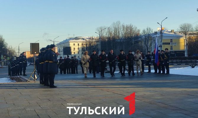 Алексей Дюмин возложил цветы к Вечному огню на Площади Победы в Туле