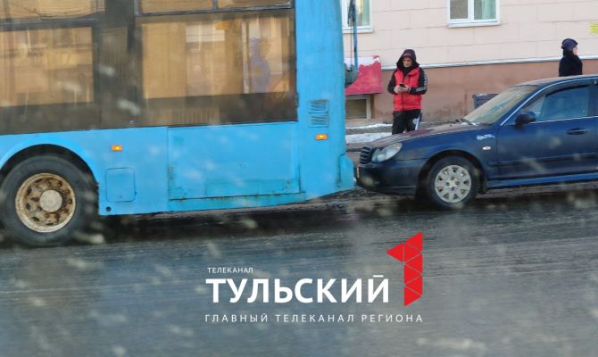 На Красноармейском проспекте в Туле троллейбус попал в ДТП