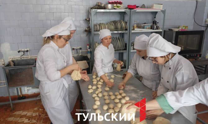 В Алексине студенты испекли пирожки для участников СВО