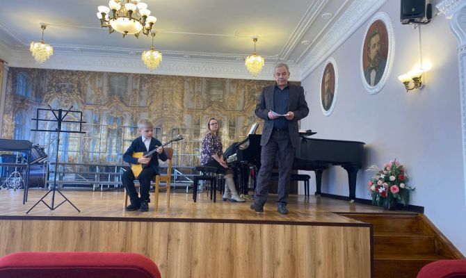 Спичка и рубашка без пуговиц: именитый музыкант дал советы юным тулякам