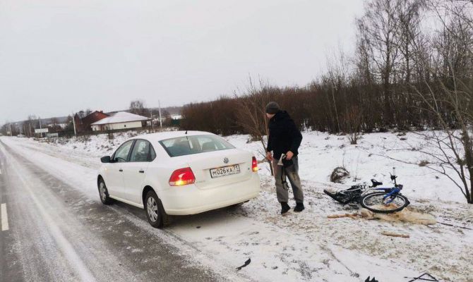 Утром 1 января пешеход с велосипедом попал под колеса иномарки