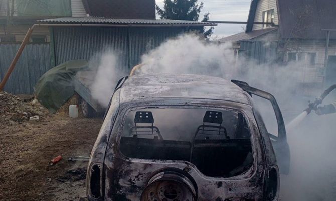 В тульском поселке загорелась легковушка