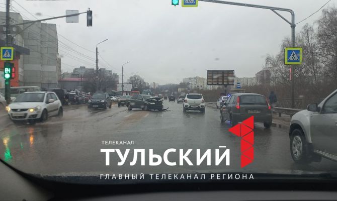 Движение по улице Рязанской в Туле оказалось парализовано из-за ДТП
