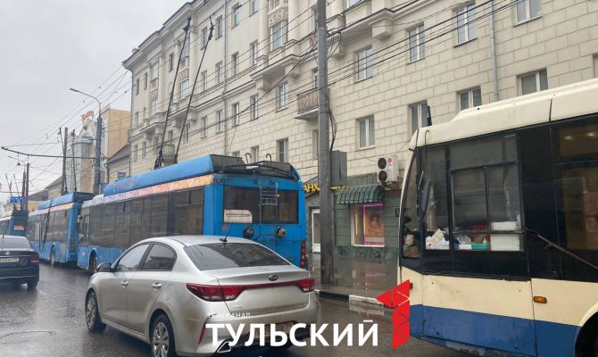 На проспекте Ленина в Туле собралась пробка из троллейбусов