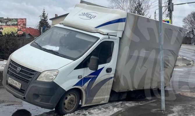 В тульском поселке Горелки грузовик провалился в дыру в асфальте