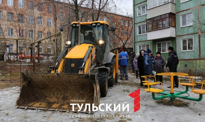 Траншеи для газовых труб к клубному дому "Пушкин" в Туле копают прямо во дворе многоэтажки
