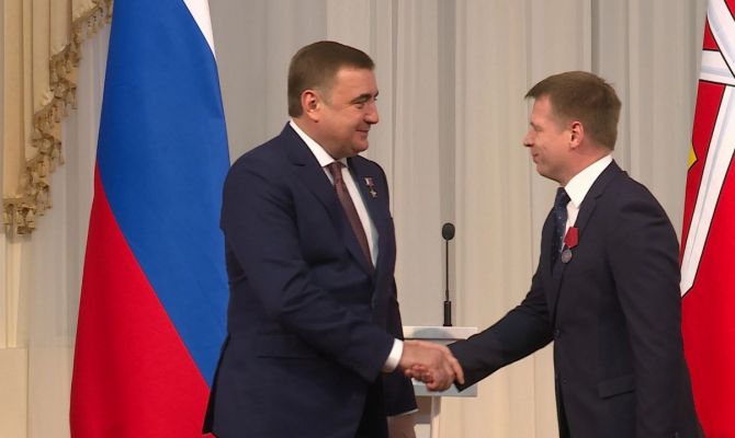 В День Конституции Алексей Дюмин вручил награды отличившимся тулякам