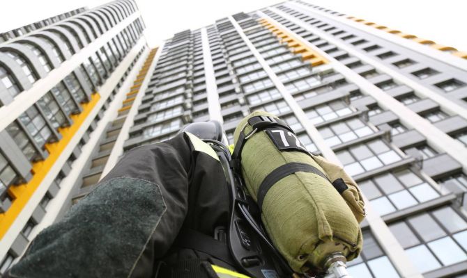 Тульские пожарные устроили состязания по скоростному подъему на 25 этаж: фоторепортаж