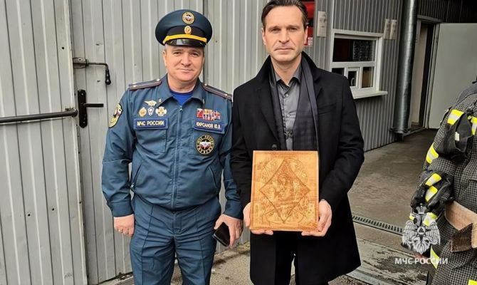 Тульские спасатели подарили икону актеру Виктору Добронравову