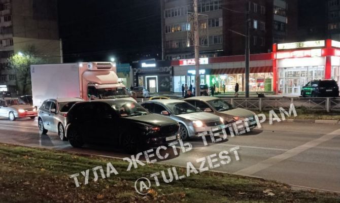 На улице Ложевой в Туле столкнулись 5 автомобилей