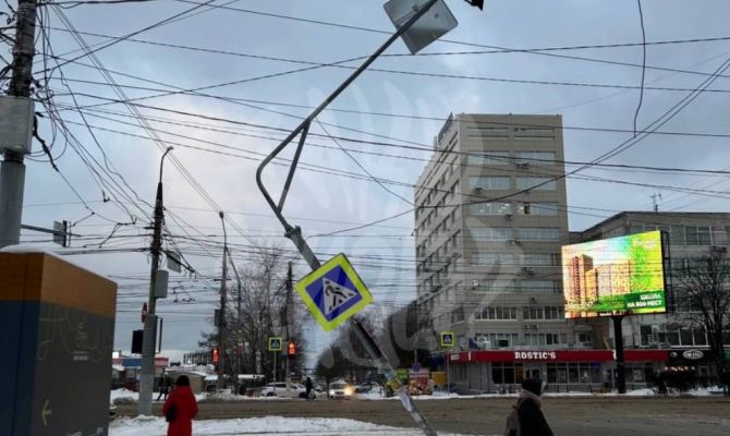 В Туле на Зеленстрое погнулся дорожный знак со светофором