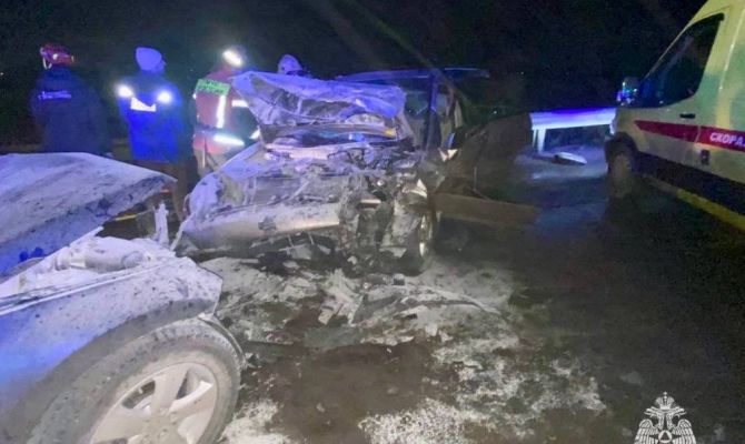 Водителя зажало в машине после серьезного ДТП у онкоцентра в Туле