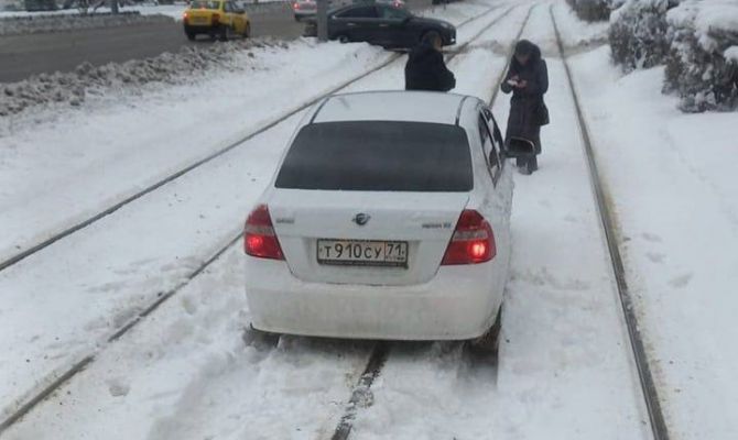 На проспекте Ленина в Туле автомобиль застрял на трамвайных путях