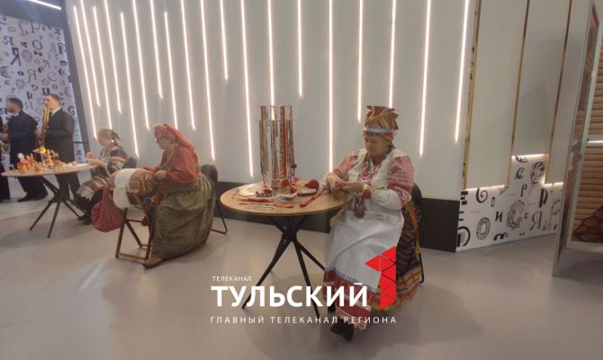 В День Тульской области на выставке "Россия" гостей накормили гигантской пастилой