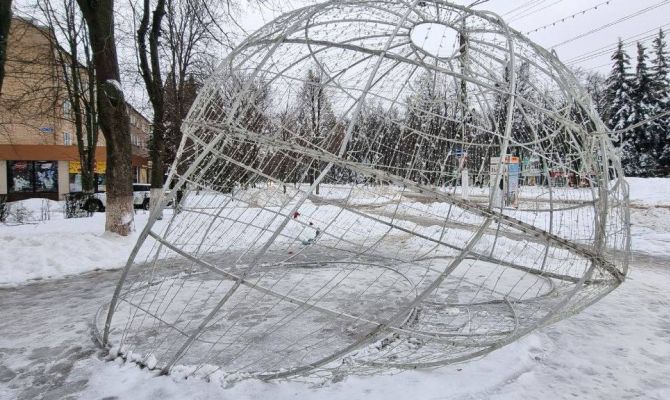 Неизвестные вандалы сломали новогодний шар в Новомосковске
