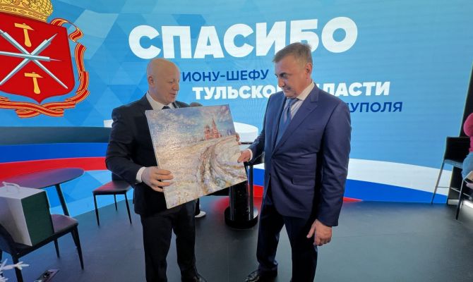 Глава Мариуполя передал Алексею Дюмину подарки за помощь в восстановлении города