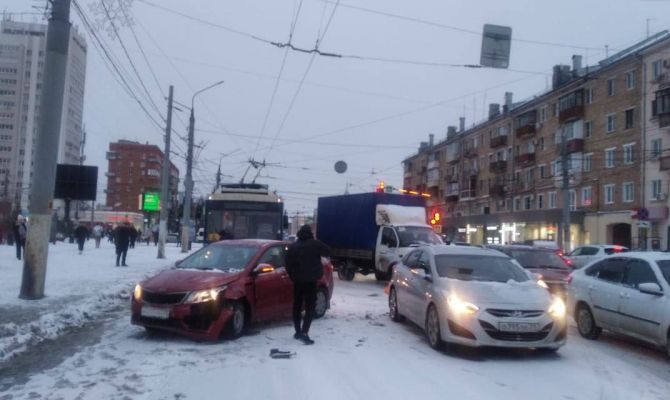 На улице Советской в Туле встали троллейбусы из-за ДТП