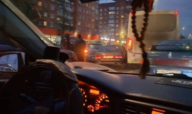 На улице Ложевой в Туле столкнулись автобус и 3 легковушки