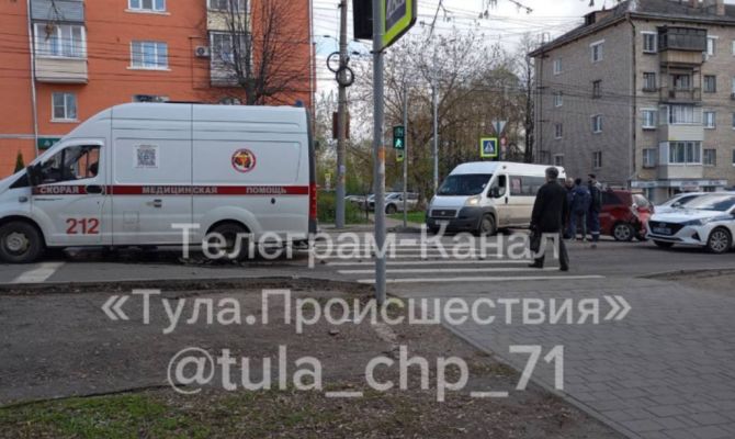 Машина скорой помощи попала в аварию на улице Кутузова в Туле