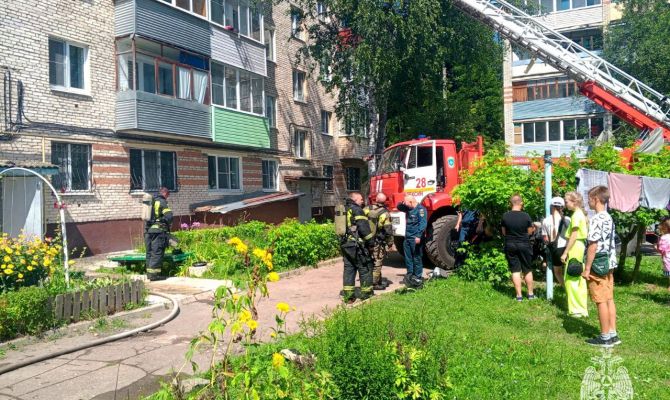 В Алексине из пожара спасли 10 человек и собаку