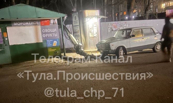 В Липках пьяная женщина на "семерке" снесла столб