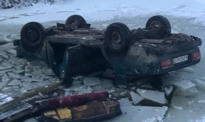 В Каменском районе машина вылетела с дороги и упала в воду