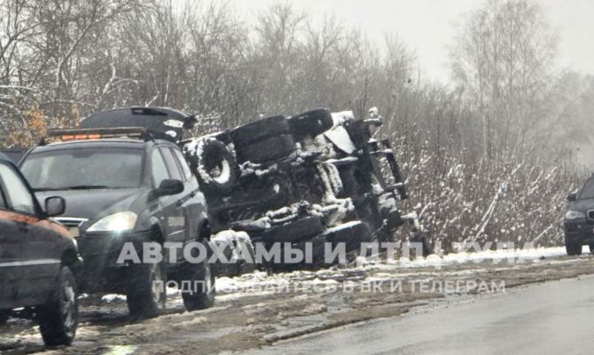 На трассе «Тула-Новомосковск» перевернулся самосвал